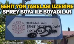 Şehit yön tabelası üzerine sprey boya ile boyadılar