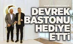 Devrek bastonu hediye etti