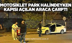 Motosiklet park halindeyken kapısı açılan araca çarptı