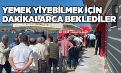 Yemek yiyebilmek için dakikalarca beklediler