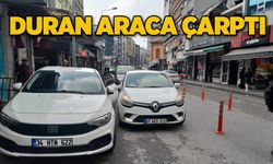 Duran araca çarptı