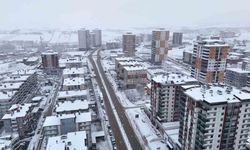 Kastamonu’da kar yağışı şehir merkezini beyaza bürüdü