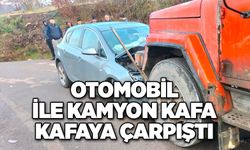 Otomobil ile kamyon kafa kafaya çarpıştı