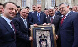 Merkezde üretilen ilk Hereke halısı Cumhurbaşkanı Erdoğan’a hediye edildi