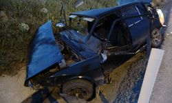 Virajı alamayan Tofaş otomobil refüje çarptı: 2 yaralı