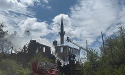 Bolu’da çıkan yangında 2 ahşap ev ve 1 cami küle döndü