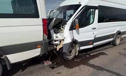 Öğretmenleri taşıyan 2 minibüs çarpıştı! 28 yaralı