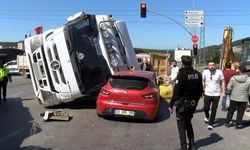 Hafriyat kamyonu otomobilin üzerinde devrildi