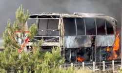 Yolcu otobüsü alev alev yandı: Yol trafiğe kapandı