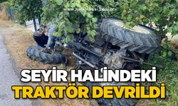 Seyir halindeki traktör devrildi