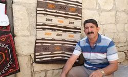Evinin bahçesini açık hava müzesine dönüştürdü