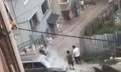 Aracının alev almasına kızıp, camlarını ve aynalarını kırdı