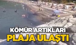 Kömür artıkları plaja ulaştı