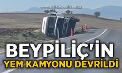 Beypiliç'in yem kamyonu devrildi