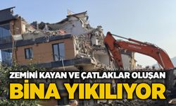 Zemini kayan ve çatlaklar oluşan bina yıkılıyor