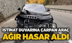 İstinat duvarına çarpan araç, ağır hasar aldı
