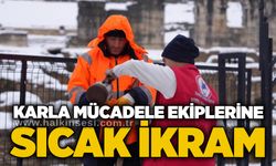 Karla mücadele ekiplerine sıcak ikram