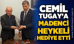 Dr. Cemil Tugay’a madenci heykeli hediye etti