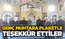 Genç muhtara plaketle teşekkür ettiler