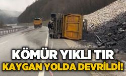 Kömür yüklü tır, kaygan zeminde devrildi