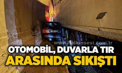 Otomobil, duvarla tır arasında sıkıştı