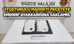 Uyuşturucu maddeyi peçeteye emdirip ayakkabısına saklamış