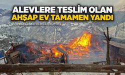 Alevlere teslim olan ahşap ev tamamen yandı