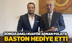 Zonguldaklı kuaför Adnan Polat’a baston hediye etti