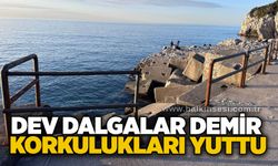 Dev dalgalar demir korkulukları yuttu