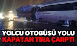 Yolcu otobüsü yolu kapatan tıra çarptı