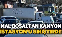 Mal boşaltan kamyon İstasyon'u kilitledi!