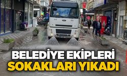Belediye ekipleri cadde ve sokakları yıkadı