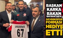 Başkan Karka, Bakan Bayraktar’a Devrekspor forması hediye etti