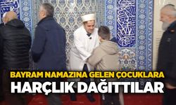 Bayram namazına gelen çocuklara harçlık dağıttılar