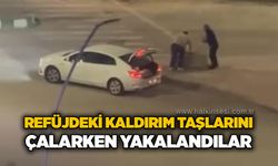 Refüjdeki kaldırım taşlarını çalarken yakalandılar