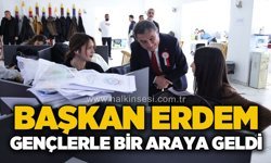 Başkan Erdem’den 23 Nisan’da anlamlı ziyaret: Gençlerle bir araya geldi