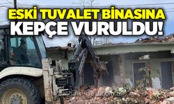 Eski tuvalet binasına kepçe vuruldu!