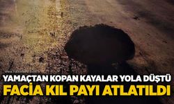 Yamaçtan kopan kayalar yola düştü: Facia kıl payı atlatıldı