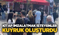 Kitap imzalatmak isteyenler kuyruk oluşturdu