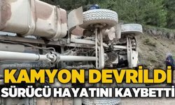 Hafriyat kamyonu devrildi, sürücü hayatını kaybetti