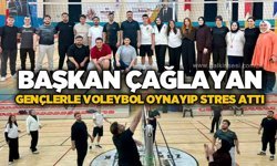 Başkan Mustafa Çağlayan gençlerle voleybol oynayıp stres attı