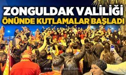 Galatasaray taraftarları Zonguldak Valiliği önünde şampiyonluk kutlaması yaptı