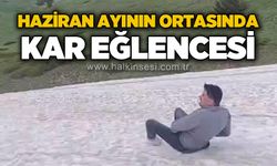 Haziran ayının ortasında kar eğlencesi: Gençler poşetlerle kaydı!