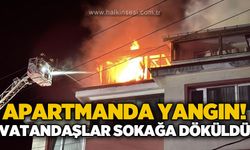 Apartmanın çatısında korkutan yangın: Mahalleliler gece vakti sokağa döküldü