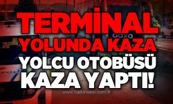 Terminal yolunda kaza: Yolcu otobüsünün lastiği payladı, direğe çarptı