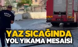 Yaz sıcağında yol yıkama mesaisi