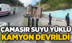 Çamaşır suyu yüklü kamyon devrildi!
