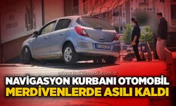 Navigasyon kurbanı otomobil merdivenlerde asılı kaldı