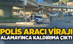 Polis aracı virajı alamayınca kaldırıma çıktı