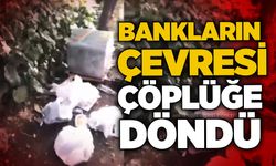 Bankların çevresi çöplüğe döndü